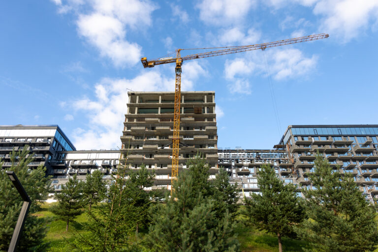 A tower crane rises above an unfinished residential block against blue sky. Modern architecture, city development and real estate progress. SSUCv3H4sIAAAAAAAAA41Py46DMAz8F5+DZCi0kF+pegjEUKtAqsRptUL591Uo1V73NmN7Ht6ALWgwY4NVU2HRlpe6KMsRi7Y/t8VYjtXFdtW5axEUWCMEujzViBfEsm5OXYeIqKA3gQfQG/A8xyDeCLsVNCrwtFryOyTL4jybGTQmBUGMxEAB9JYUDEZocp53/vW7bnkOGkBBiH0GSf1zdlNgJlqHn+yfcpGZzB53vSl4vIX8cmQ7ueeKGT49D7xOR6cYxC0fvDrJ2j1B3PBge4g/b9w5iPM5C+JzdsaSPdaxX1jkSz29mN5/1ymlX7z5cqmEAQAA